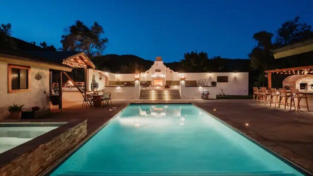 Ein Poolbereich mit Terrasse und Grillplatz.