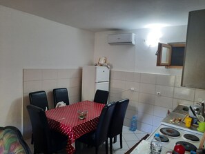 Refrigerador, horno, parrilla de estufa y tetera eléctrica 
