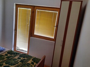 2 habitaciones, tabla de planchar con plancha, wifi y ropa de cama 