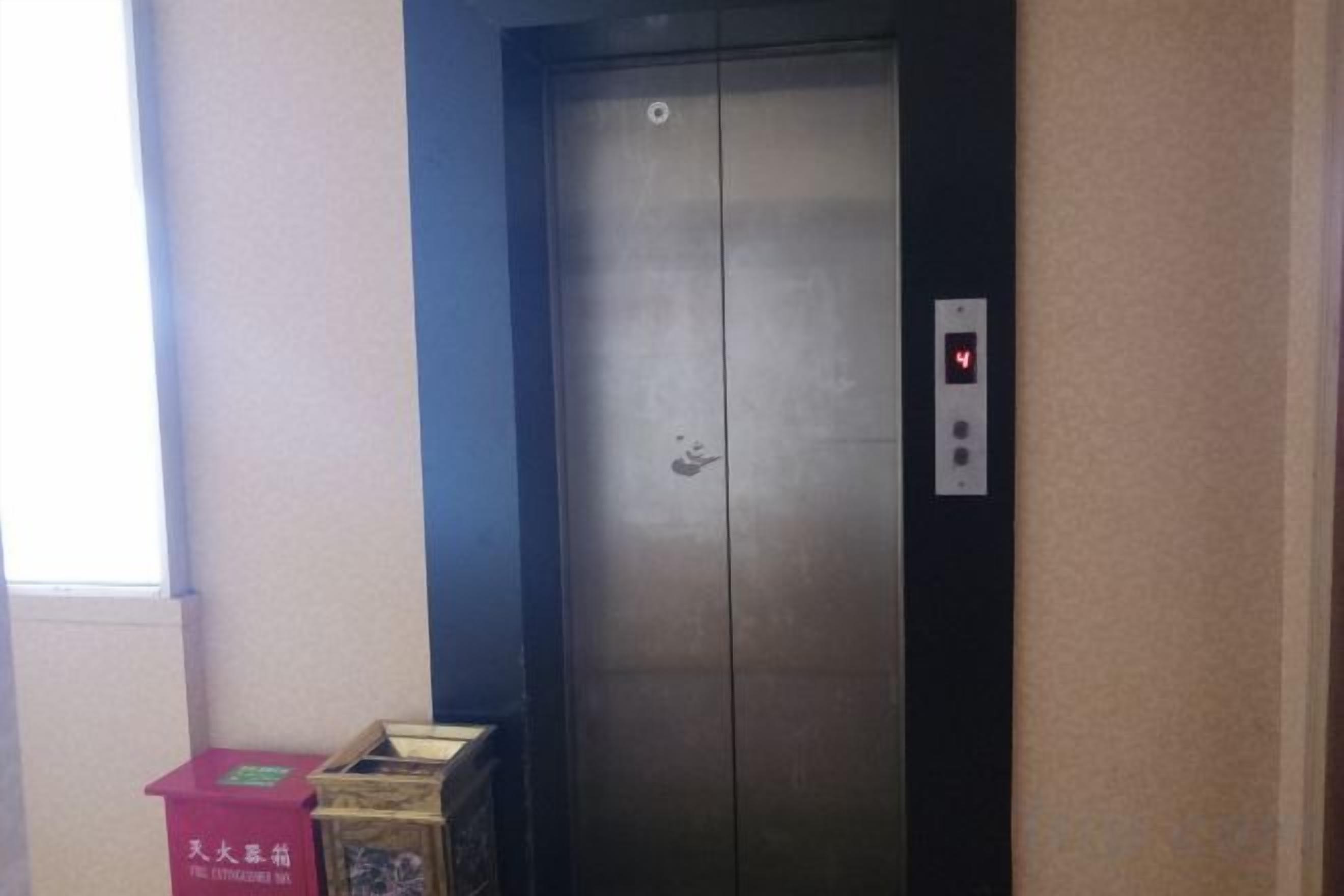 An elevator with a digital display showing the number 4.