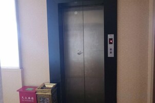 Um elevador com um visor digital mostrando o número 4.
