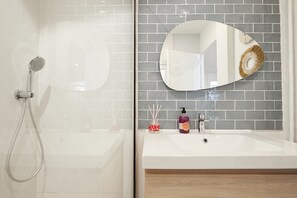 Dusche, Haartrockner, Handtücher, Seife