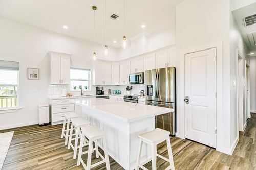 Home near the beach with large deck, gas grill, patio, outdoor shower & W/D