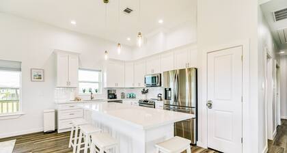 Home near the beach with large deck, gas grill, patio, outdoor shower & W/D