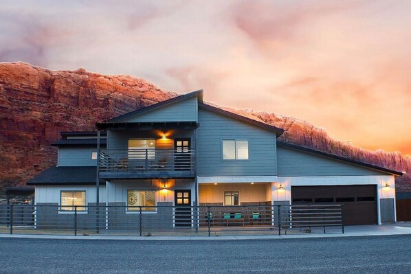 Exterior - Tranquil Setting, Mountain Views & Trailer Parking (Moab)