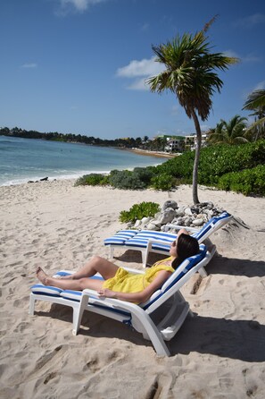 Am Strand, weißer Sandstrand, Liegestühle, Strandtücher