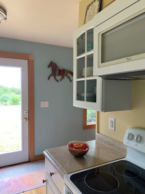 Réfrigérateur, four à micro-ondes, un four, surface de cuisson