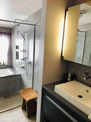 Jetted tub, hair dryer, towels, soap