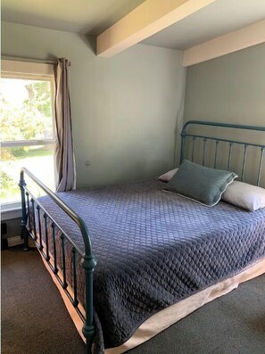 1 camera, culla da viaggio, lenzuola