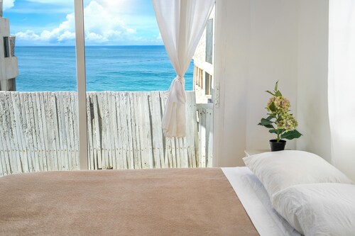BEACH-VIEWS - 4 BDR HOUSE - Sleeps 10 w/Free PKG