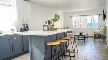 Een koelkast, een oven, een kookplaat, een koffiezetapparaat/waterkoker