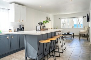 Een koelkast, een oven, een kookplaat, een koffiezetapparaat/waterkoker