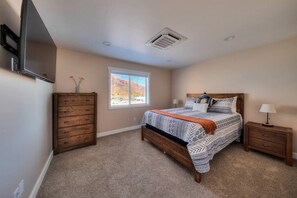 4 bedrooms, travel crib, free WiFi, bed sheets - Desert Hideaway
New spacious custom home (Moab)