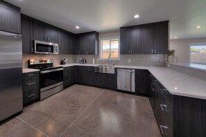 Fridge, microwave, oven, stovetop - Desert Hideaway
New spacious custom home (Moab)