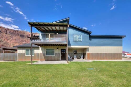 Desert Hideaway
New spacious custom home