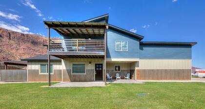 Desert Hideaway
New spacious custom home