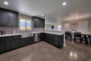 Fridge, microwave, oven, stovetop - Desert Hideaway
New spacious custom home (Moab)