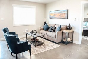 Smart-TV, bøker og stereoanlegg