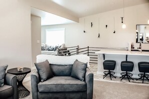 Smart-TV, bøker og stereoanlegg