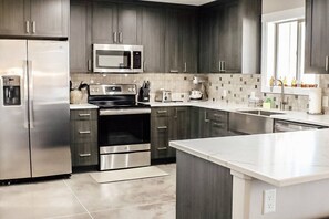 Kjøleskap, mikrobølgeovn, ovn og kokeplater