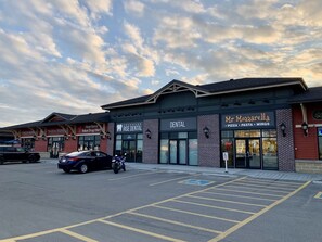 Exterior - 3 Bedroom 2.5 Bath Near Canmore, Banff & Calgary Airport Pet Friendly (Cochrane)