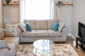 Smart TV, offices - 3 Bedroom 2.5 Bath Near Canmore, Banff & Calgary Airport Pet Friendly (Cochrane)