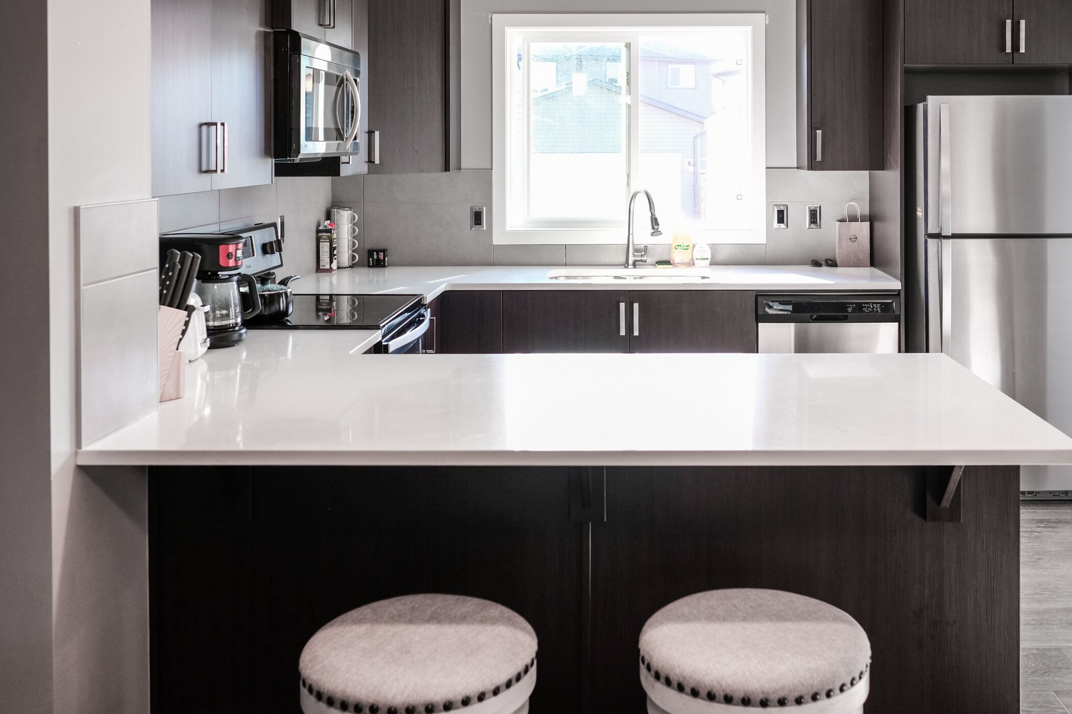 Réfrigérateur, four à micro-ondes, un four, surface de cuisson