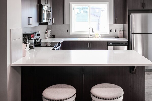 Fridge, microwave, oven, stovetop - 3 Bedroom 2.5 Bath Near Canmore, Banff & Calgary Airport Pet Friendly (Cochrane)