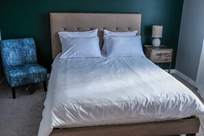 3 bedrooms, desk, iron/ironing board, free WiFi - 3 Bedroom 2.5 Bath Near Canmore, Banff & Calgary Airport Pet Friendly (Cochrane)