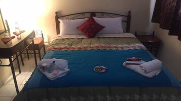 3 bedrooms, desk, iron/ironing board, free WiFi