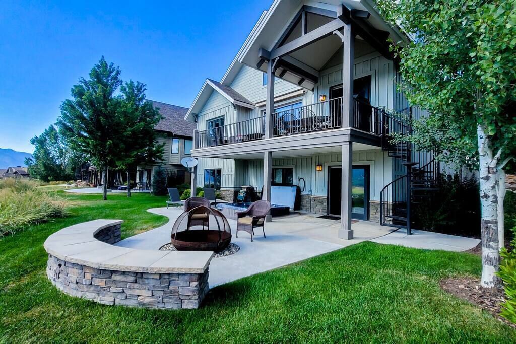 BIG Views of Mountains and the Lake - Amenities Galore!