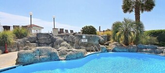 "Beachaholic" 2 bed/2 bath condo in Villa Capriani