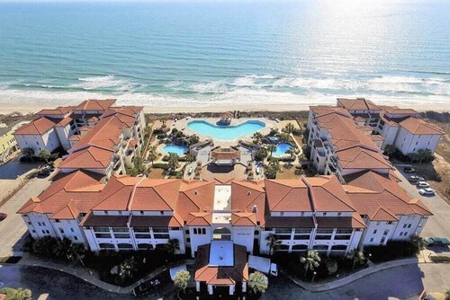 "Beachaholic" 2 bed/2 bath condo in Villa Capriani