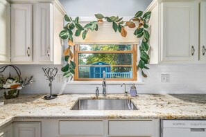 Kjøleskap, ovn, kokeplater og oppvaskmaskin