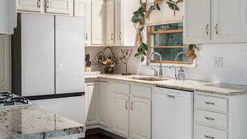 Fridge, oven, stovetop, dishwasher