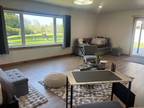 Smart-TV, Kamin, DVD-Player, Bücher