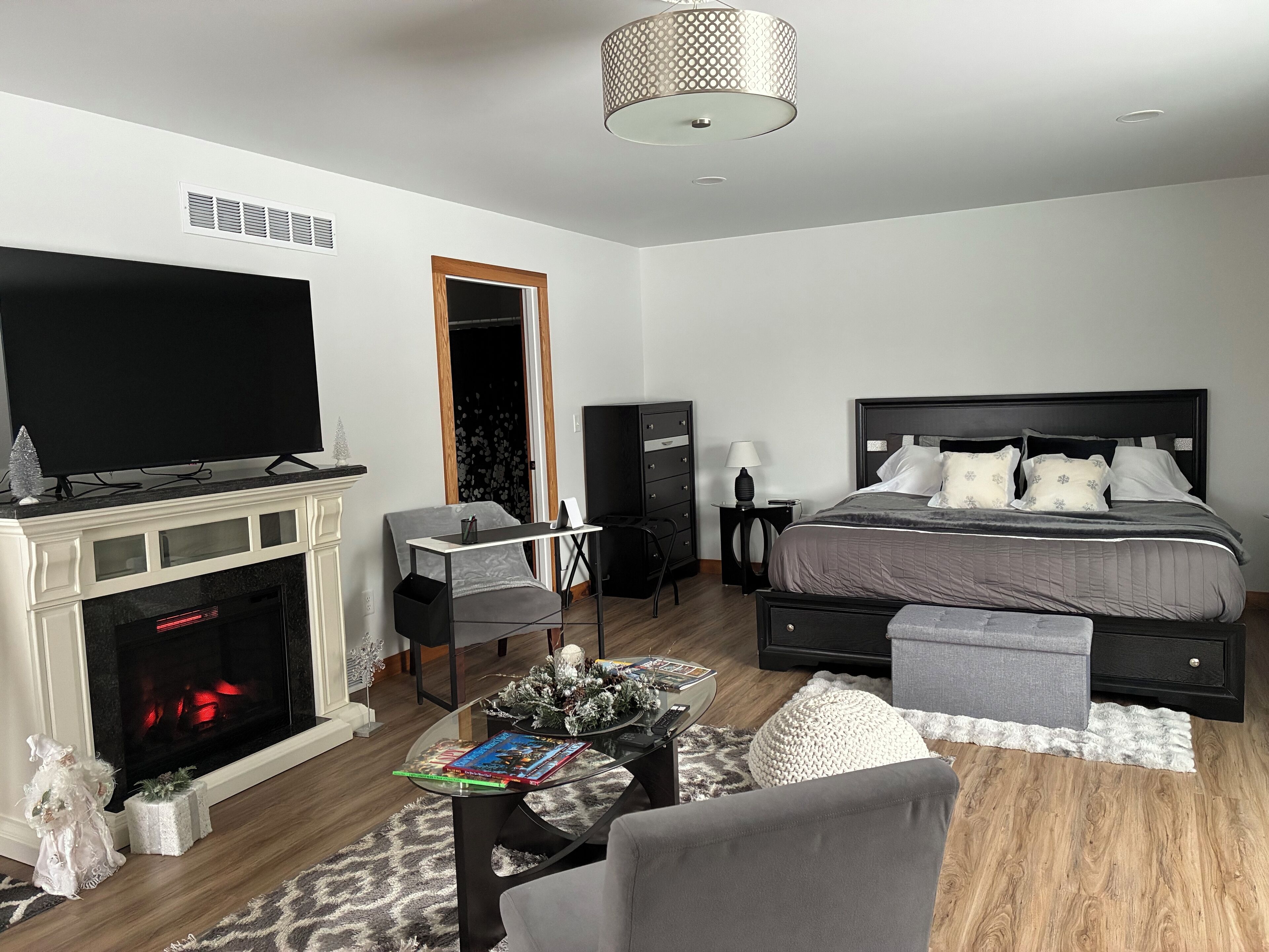 3 habitaciones, escritorio y tabla de planchar con plancha 