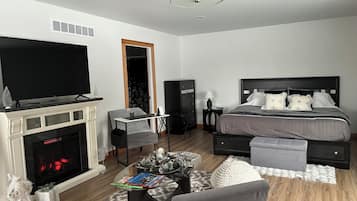 3 habitaciones, escritorio y tabla de planchar con plancha