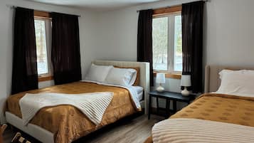 3 soverom, skrivebord, strykejern/-brett og reiseseng for barn