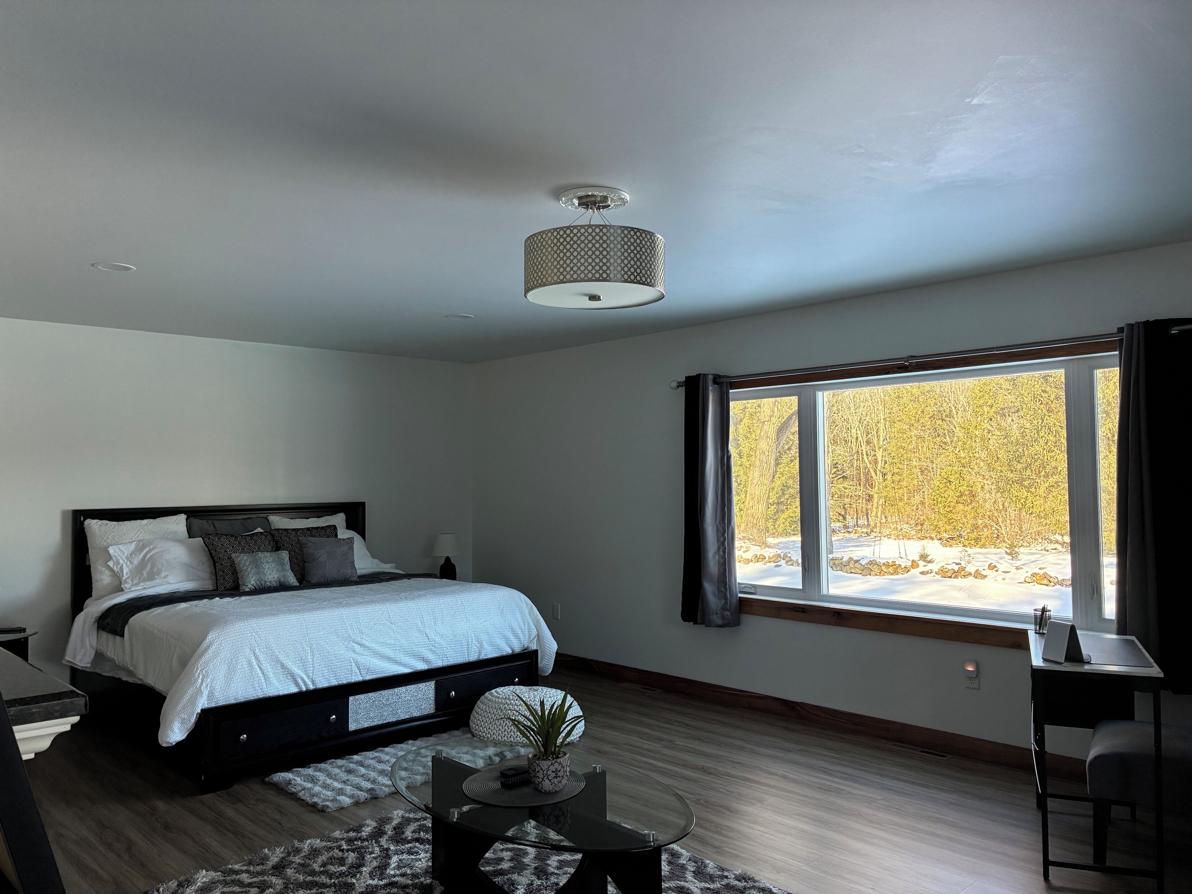 3 間睡房、書桌、熨斗/熨衫板、可攜式嬰兒床