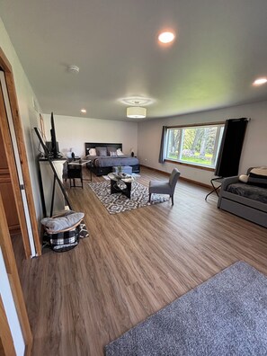 3 habitaciones, escritorio y tabla de planchar con plancha 