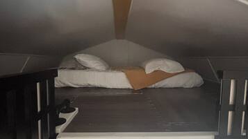 3 soverom, skrivebord, strykejern/-brett og reiseseng for barn