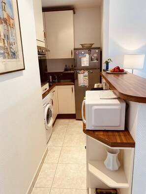 Réfrigérateur, batterie de cuisine, vaisselle et ustensiles