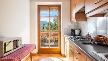 Frigorifero, piano cottura, macchina per tè/caffè, seggiolone