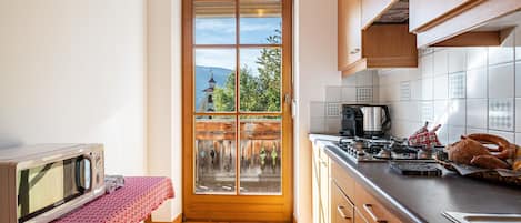 Kühlschrank, Herdplatte, Wasserkocher mit Kaffee-/Teezubehör, Hochstuhl