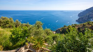 A coastal landscape with a view of the sea, greenery, and rocky terrain. - Casa Sofia 310 steps (Positano)