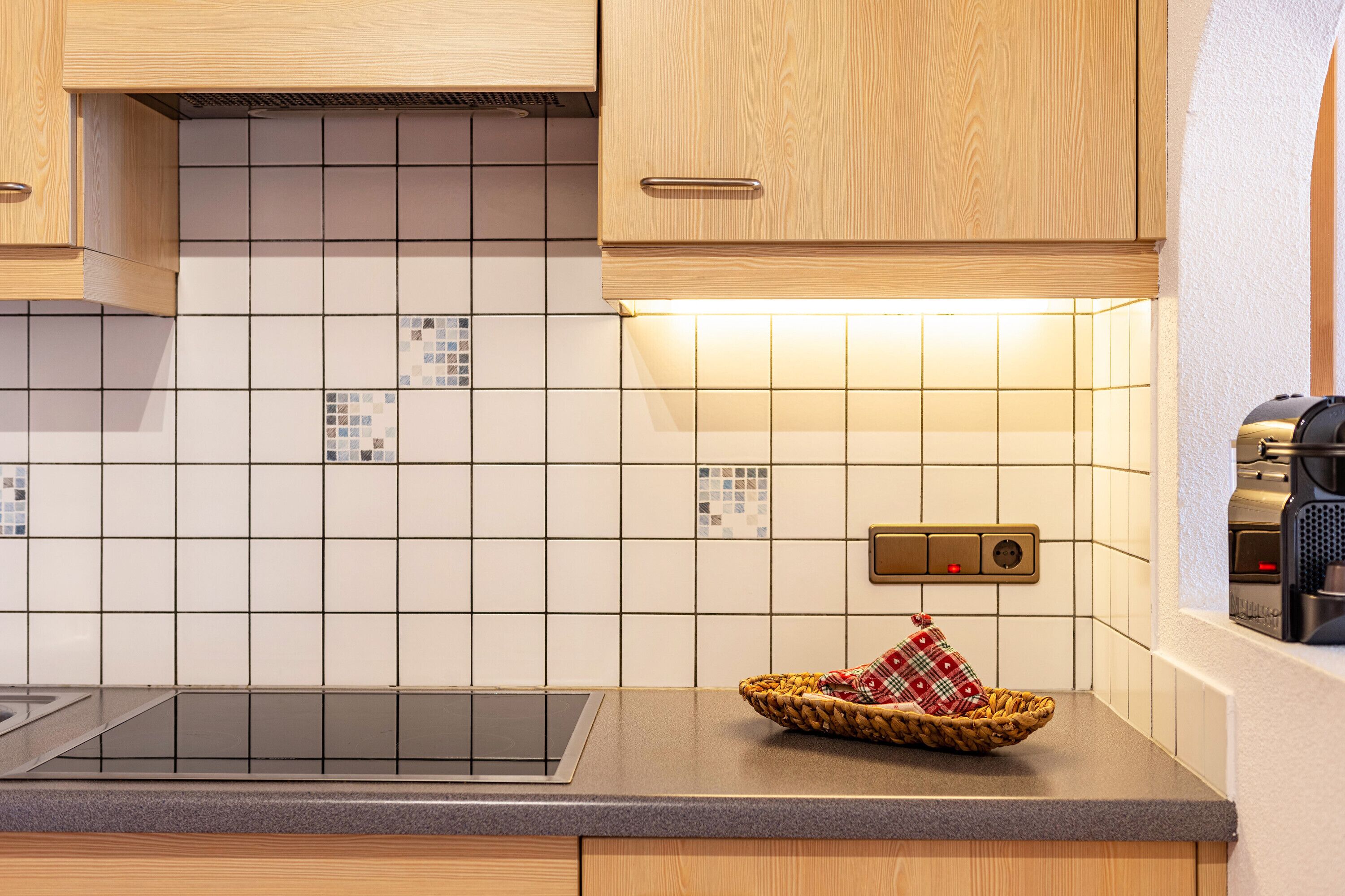 Kühlschrank, Herdplatte, Wasserkocher mit Kaffee-/Teezubehör, Hochstuhl