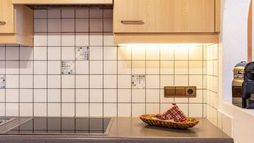 Réfrigérateur, plaque de cuisson, cafetiÚre/bouilloire, chaise haute