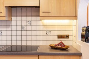 Frigorifero, piano cottura, macchina per tè/caffè, seggiolone