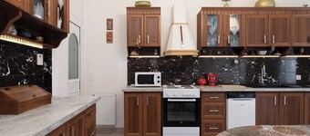 Apartment 'Golden Seaside House number 1' with Sea View, Garden & Wi-Fi